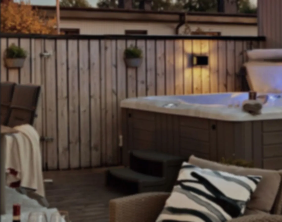 Spa sur une terrasse en bois le soir