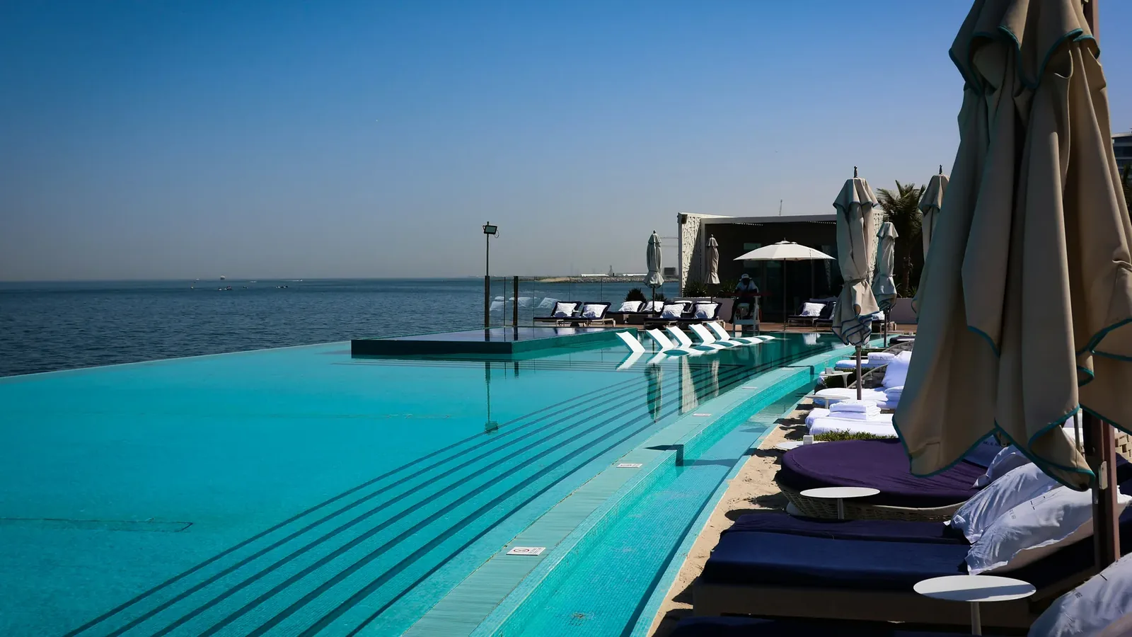 Infinity-Pool in einem Resort am Meer